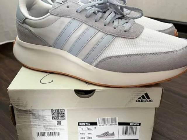 Фото: Оригинал, кроссовки adidas 44р, стелька 29см - 3800₽, шлёпанцы 44р, 29см - 2000₽, джинсы Levis 505, W32 L36, -6000₽,