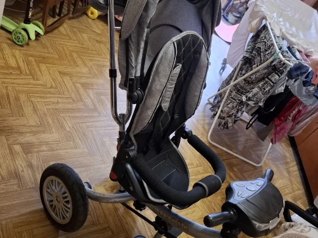 Фото: Продам детский велосипед с родительской ручкой,ребенок почти не катался,не каких проблем нет,все работает,свет музыка(во