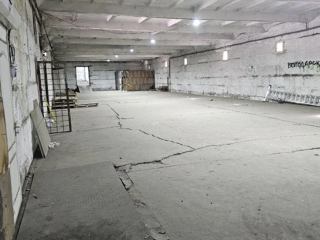 Фото: Сдам в аренду склад 930 м.кв.,  цена 330 р за м.кв склада. Высота 6 м. С офисом, на 140 м.кв. в центральной части Мариуп