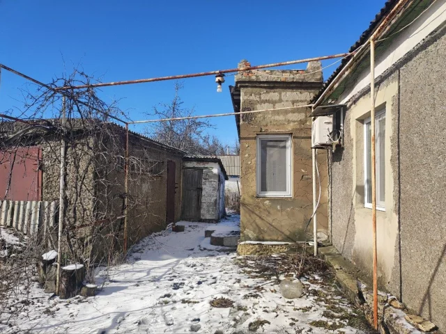 Фото: Продам жилой дом в Куйбышевском р-не Донецка. Азотный. 85 кв.. 4 жилые комнаты, кухня 16.5 кв.м. , высота потолков 2.70 