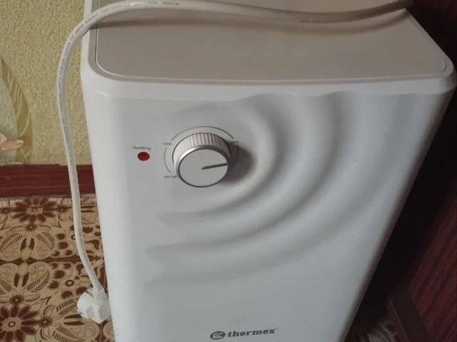 Фото: Продам,боллер,в хорошем состоянии снят с кухни на 10 литров. В роботе,пол года,почти новый. Цена 5 тыщь рублей, торг буд