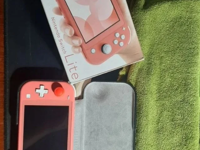 Фото: Продаётся портативная игровая приставка Nintendo Switch Lite в розовом цвете. В комплекте оригинальная коробка, защитное