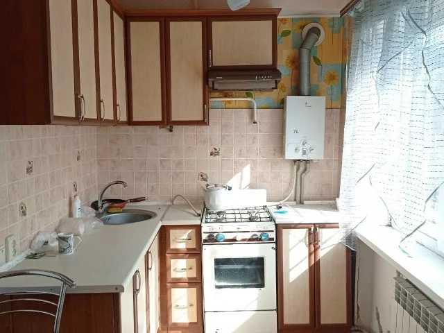 Фото: Продам 1 ком. кв-ру, ул. Богуна 62, 1/5. Общая площадь-29,1 м.кв. Окна пластиковые+ решетки, пол-плитка и линолеум, сану