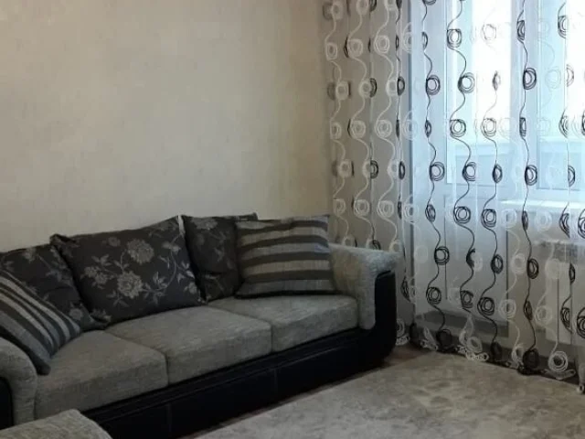 Фото: Сдам долгосрочно двухкомнатную квартиру в Кировском районе, Текстильщик. Рядом рынок, супермаркеты, остановки транспорта