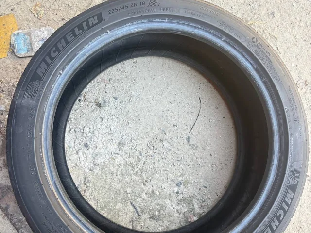 Фото: Резина Шины Мишлен Michelin pilot sport 4 225/45/r18 , в хорошем состоянии. Не знаю сколько протектор , сезон откатать х