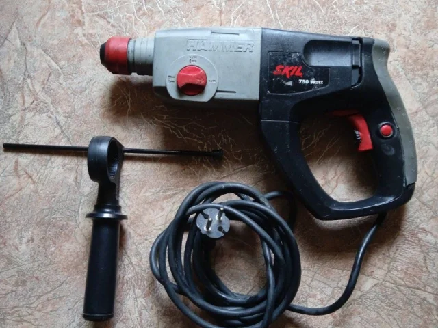 Фото: Перфоратор Skill 1758 HAMMER б/у в рабочем состоянии. Мощность 750Вт, тип хвостовика: sds-plus, длина кабеля 4,5 метра.