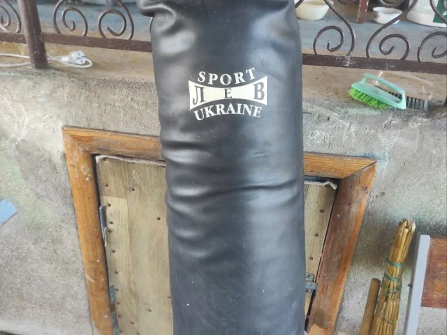 Фото: Продам профессиональную боксёрскую грушу(кожа). Цена 10т.р