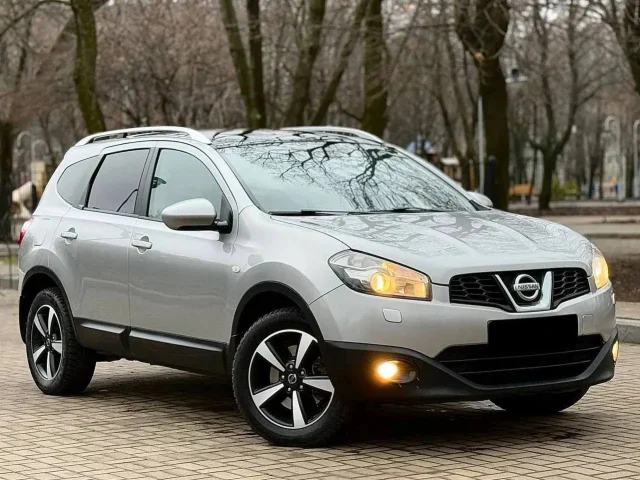 Фото: Срочно в связи с переездом продам Nissan Qashkai +2 с панорамной крышей. У машины было 3 владельца. Есть небольшой дефек
