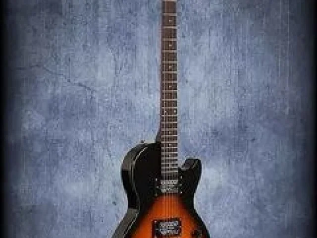 Фото: Продам комплект(электрогитара Epiphone,комбик, провод,медиаторы 100 штук, утеплённый чехол,капо)