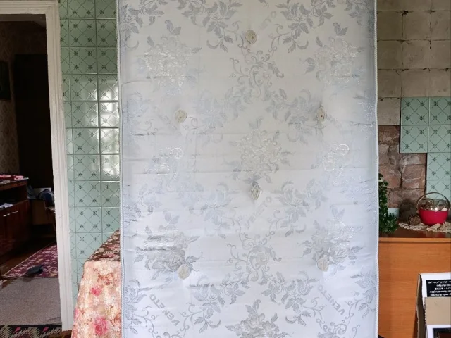 Фото: Продам деревянную кровать с матрасом, состояние отличное 96х210. Донецк Кировский район, самовывоз