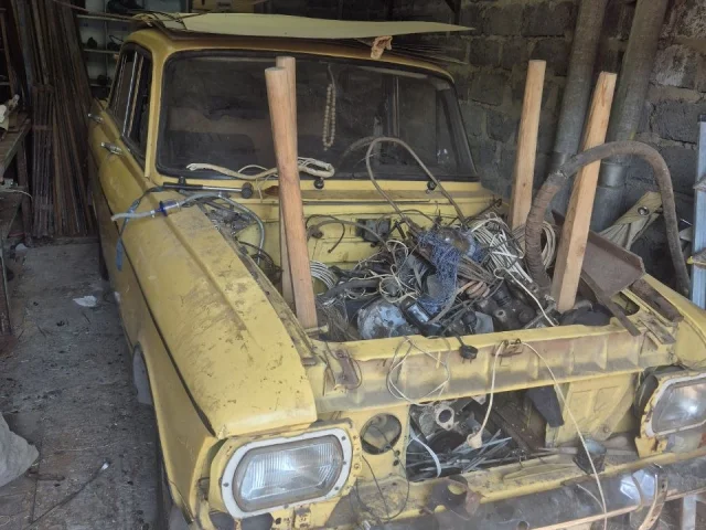 Фото: Продам Масквич 412 на запчасти, коробка на месте, пол двигателя снято, по кузову не гнилой, резина зима идеальная, в 202