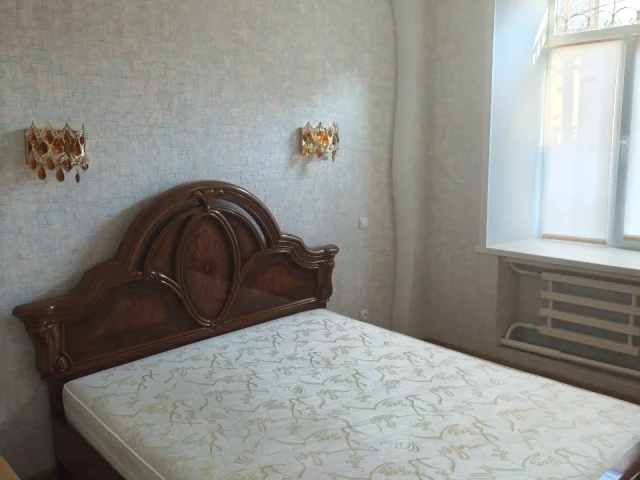 Фото: Сдаётся дом в центральном районе по улице Николаевской. В доме две комнаты, вся мебель и техника , место под авто. Цена 