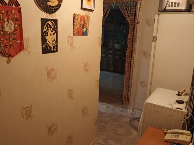 Фото: Продам 1ком по Комсомольской , район Собора! 5/5 Металлическая дверь входная, горячая вода -колонка, мебель, трёхкамерны