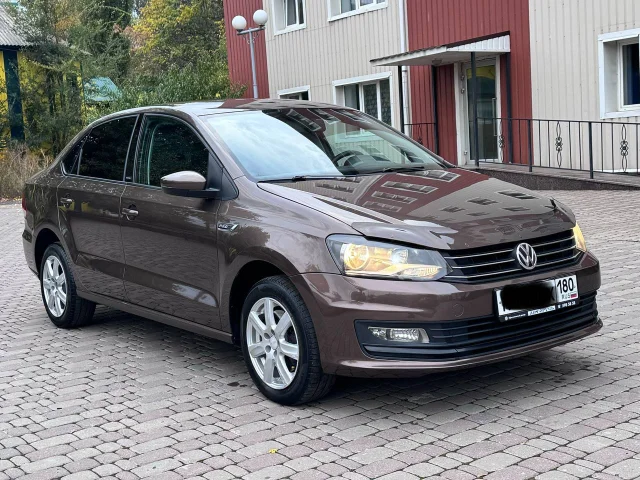 Фото: Volkswagen Polo 2017 год машина в новом состоянии
