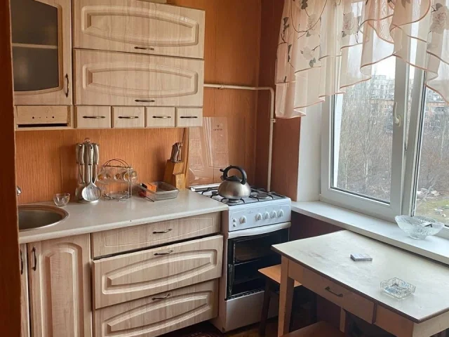 Фото: Сдам 2-х ком. кв-ру, ж/м Комсомолец, р-н Поликлиники, ул. Болотникова 27, 5/5. Квартира в хорошем, жилом состоянии . Ест