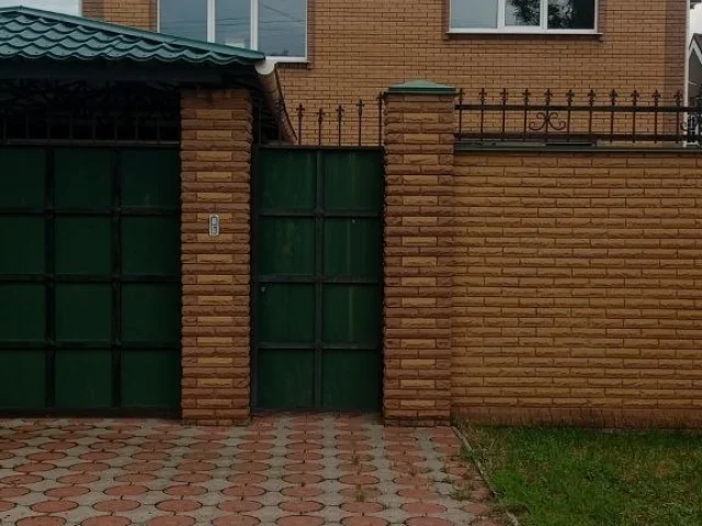 Фото: Луганск, продам двухуровневый дом по улице Маяковского (поселок ОР), Жовтневый район, площадью 235,5 м.кв., участок 7,9