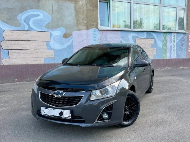 Фото: В продаже экономичный и практичный автомобиль на каждый день - Шевроле Круз рестайлинг 2013 г.в. в красивом тёмно-сером