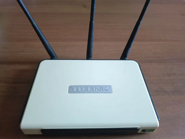 Фото: Продам роутер ( маршрутизатор) TP-LINK  TL-WR940N в отличном состоянии. Цена 500 руб. На Восточном