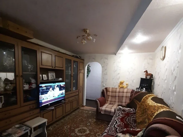 Фото: Горловка Продам 2 ком. кв-ру, ул. Рогозина 11, 2/4. Общая площадь-44 м кв, комнаты раздельные, окна пластиковые. Был вып