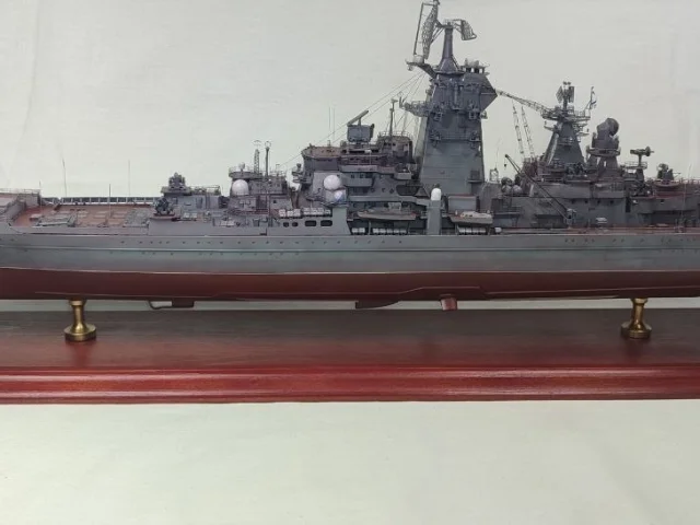 Фото: Сборная модель корабля «Пётр Великий» в масштабе 1/350