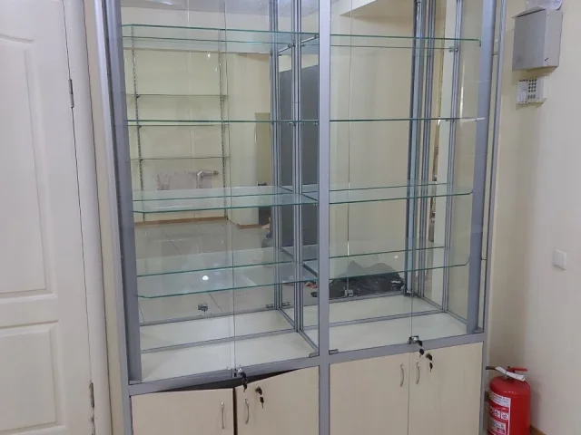 Фото: Продается зеркало, 2000*1200 мм, толщина 4мм, цена 1800руб., самовывоз. Шкаф-витрина, каркас из алюминия, боковые и верх