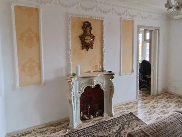 Фото: Продам 2 ком. кв-ру, пр. Победы 51, 5/5. Дом кирпичный, крыша в порядке, общая площадь-44,8 м.кв, окна деревянные поменя