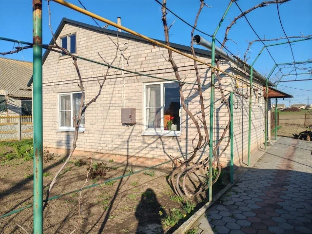 Фото: ПРОДАМ дом с. Константиновка - 45 м2 32 сотки. Дом благоустроен, участок ухожен: свет, вода, газ, подвал, скважина, 3.3М