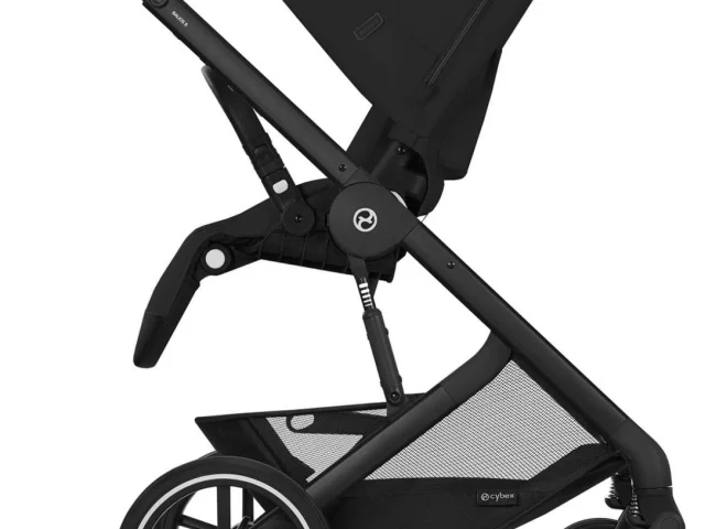Фото: Продам коляску прогулочную Cybex Balios S LUX NEW 2025 Moon Black с дождевиком и теплой меховой накидкой на ножки, немец