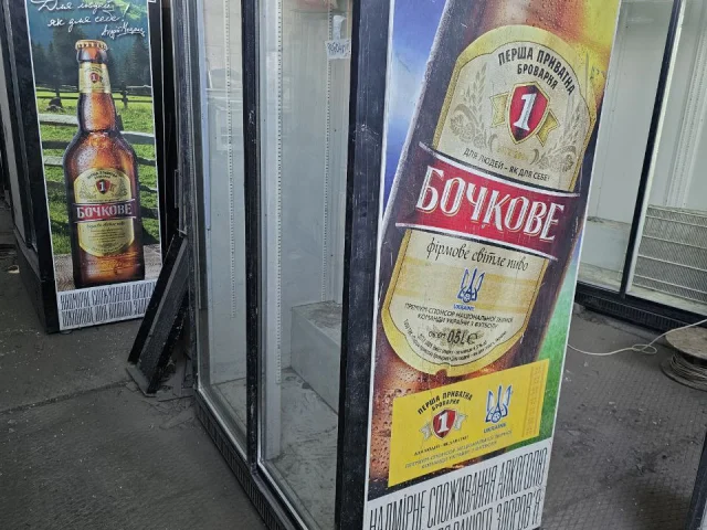 Фото: Продам холодильники пивные б/у, заправлен фреон, с полками. Самовывоз в Мариуполе. Однодверный 16 т.р, двухдверный 26 т.