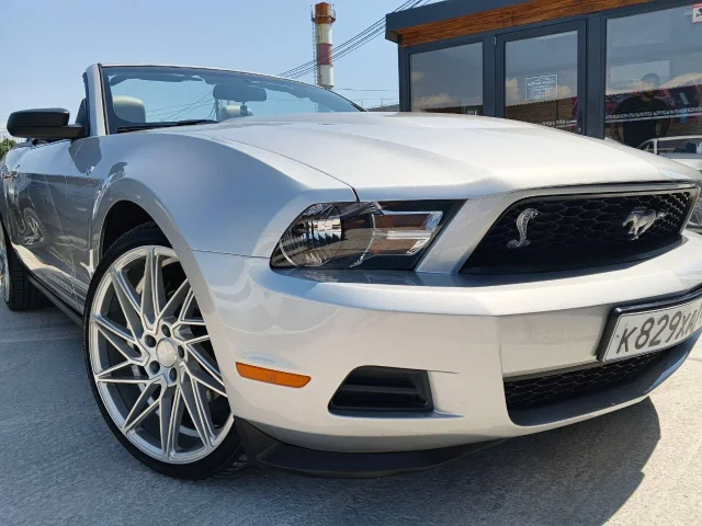 Фото: Ford Mustang 2010 год