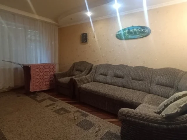 Фото: Продам 3 ком. кв-ру, ул. Кирова 37, 1/4. Общая площадь-55,6 м.кв., кухня-6,6 м.кв. Перепланировка узаконена, есть разреш