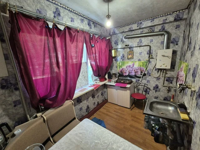 Фото: Продам 1 ком.кв-ру, ул.Нестерова 89, 1/5. Окна пластик, трубы на воду и стояки отопления- пластик, газовая колонка, мета