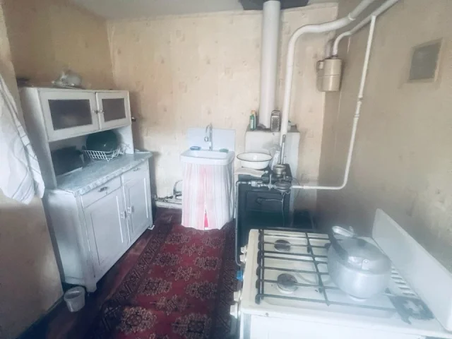 Фото: Продам небольшой дом по улице Жукова( Верхний Камброд). Общая площадь 33 кВ м, две комнаты, кухня , коридор. Состояние ж