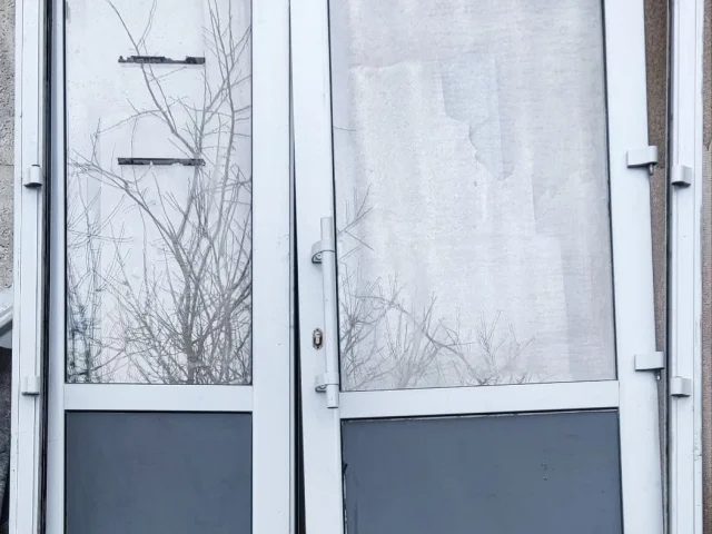 Фото: Продаются б/у входные алюминиевые двери с доводчиком