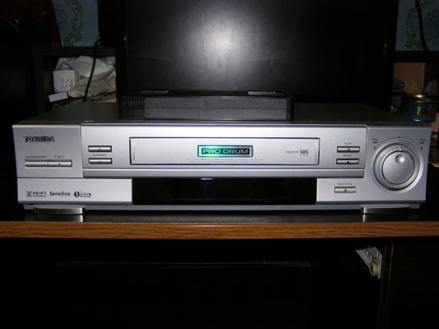Фото: Видеомагнитофон Toshiba V-852EW 6 головок Hi-Fi Stereo под ремонт (выключается при загрузке кассеты)