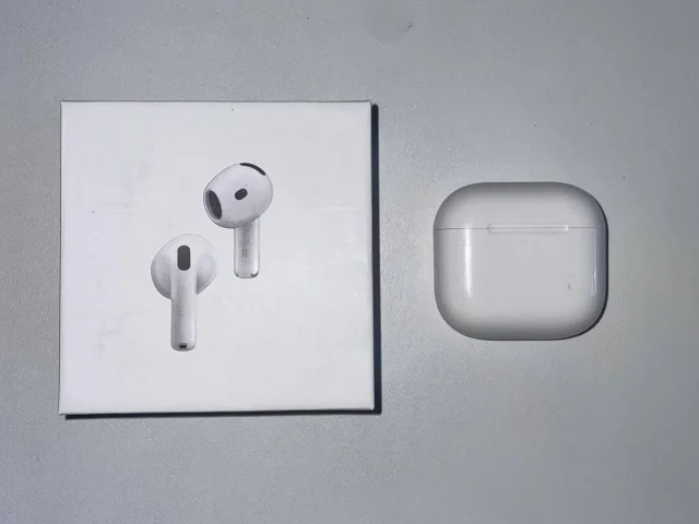 Фото: В продаже AirPods 4 с шумоподавлением