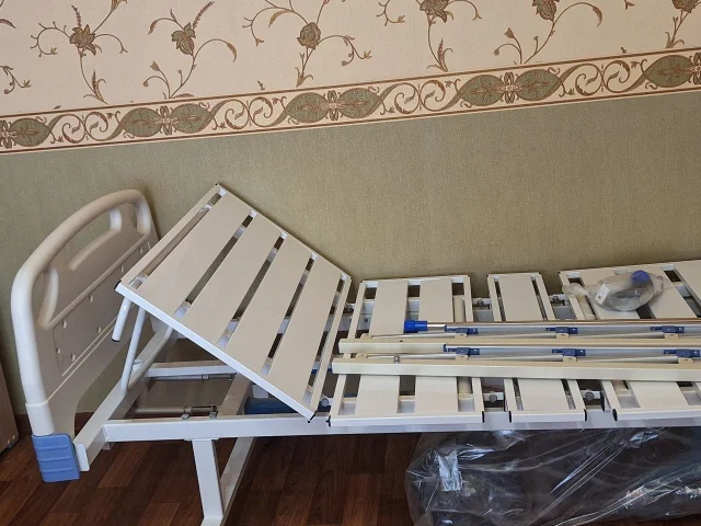 Фото: Продам медицинскую механическую кровать. Размер ложа - 200*90. Максимальная нагрузка 200 кг. Без повреждени. Самовывоз, 