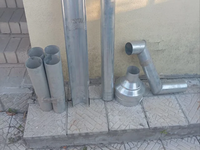 Фото: Луганск. Продам водо стоки на дом сорок одна штука по мерту. На углы дома трубы по три метра. Все новое с креплениями. М