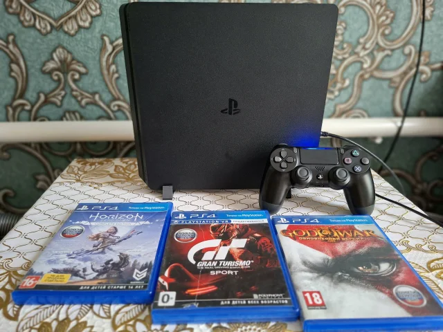 Фото: Продаю Sony PlayStation 4 Slim. Всё полностью исправно, работает идеально, внешне тоже. Комплект: 3 игры на дисках, верт