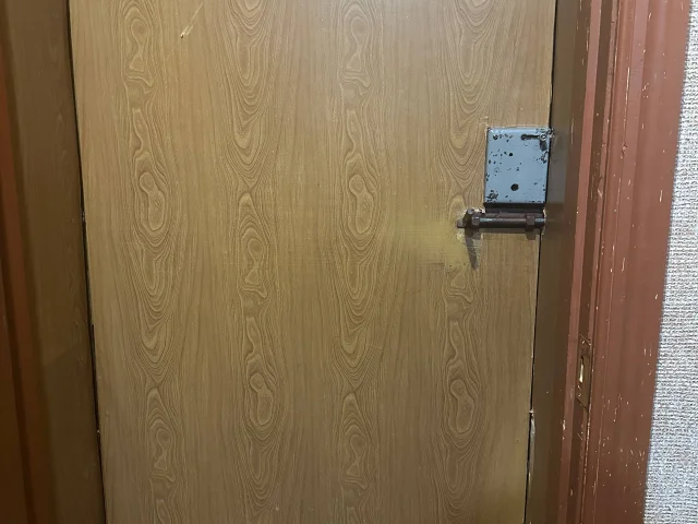 Фото: Продам дверь входную металлическую б/у, тяжелая, литой лист металла с каркасом 80 кг (+деревянная дверь)