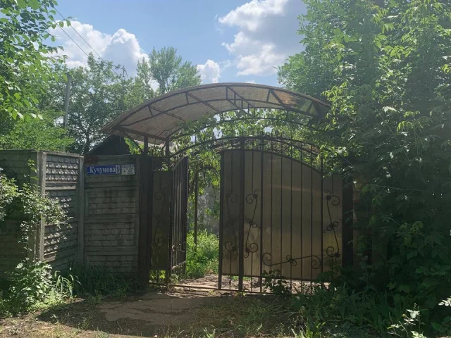 Фото: Продам участок 8 соток.С ветхим жильем под строительство.Буденновский район,Кучумова.7 минут до центра.Рядом больница,шк