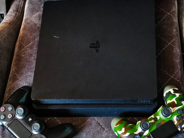 Фото: Продам Прошитую PS4 slim 500ГБ в идеале, два джойстика в комплекте, качается все игры бесплатно с инета, самая стабильна