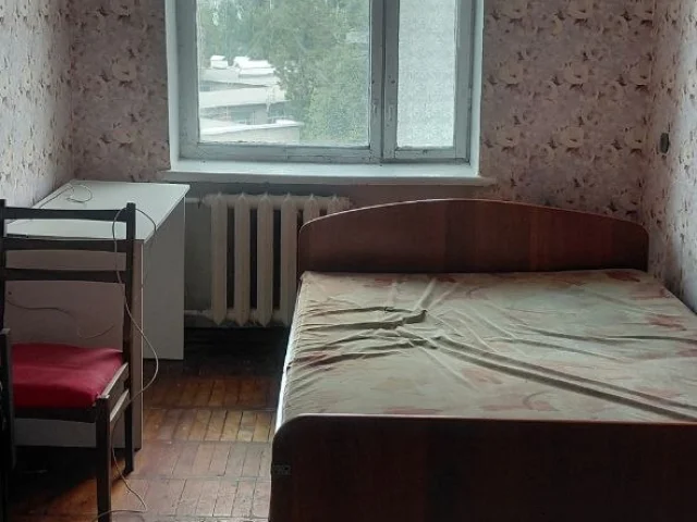 Фото: Сдам в г. Бердянске 3-х комн. квартиру на 5 эт., в районе ул. Димитрова, на долгий срок. Есть бойлер и частично мебель.