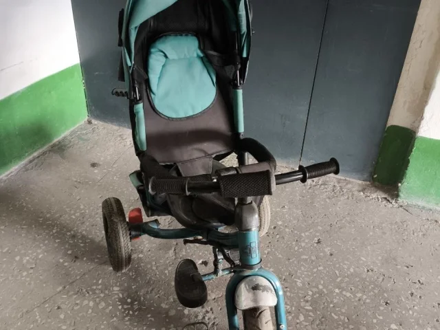 Фото: Детский велосипед. На ходу. На родительской ручке полущилась краска. Самовывоз, город Донецк, микрорайон Солнечный