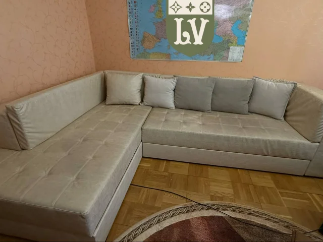 Фото: Диван экокожа , ширина 300см, левая сторона, 200см. Не раскладной, левый короб подьемный для хранения. 30 000руб