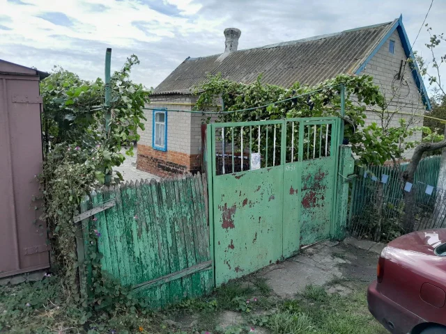 Фото: Небольшой домик в с.Константиновка, 2 км от Мелитополя, участок 9,7 с. С доме печь, конвектора, мет гараж, летняя кухня 