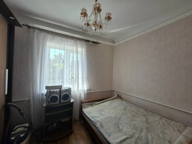 Фото: Продам двух этажный дом, ул. Невского р-н маг. Аверс, общ.пл.90 кв.м., в доме пять комнат, сан узел на первом этаже, ван