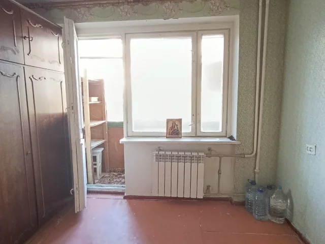 Фото: Продам 1 ком. кв-ру, пр. Победы 77, 4/9. Тамбур на этаже закрывается, радиаторы поменяны, жилое состояние