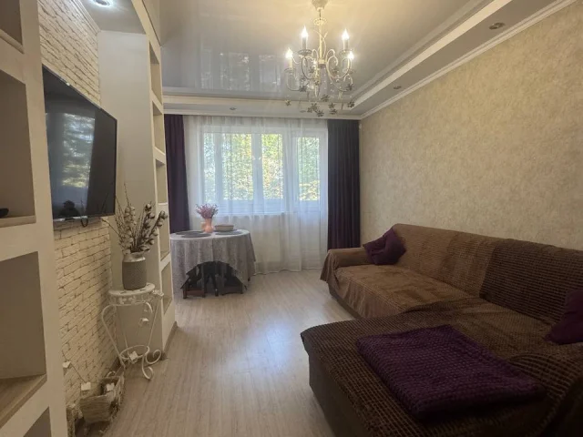 Фото: Продам отличную 3к.квартиру со всем наполнением на востребованном втором этаже пятиэтажного дома по ул. Зелинского д.73.