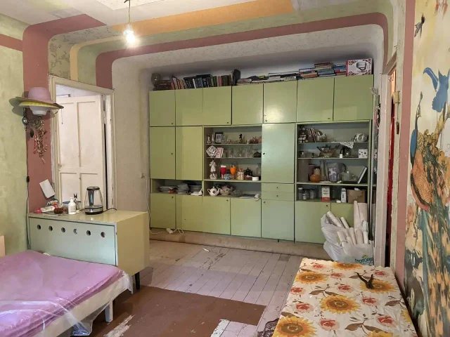 Фото: Продам 2 ком.кв Ворошиловский район, центр, Челюскинцев, ниже площади Ленина. 1/5 эт, цоколь высокий, комнаты смежные. П